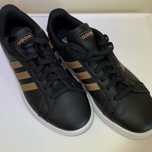 Women’s Adidas Cloudform Comfort fashion sneakers. Black/Bronze (8)